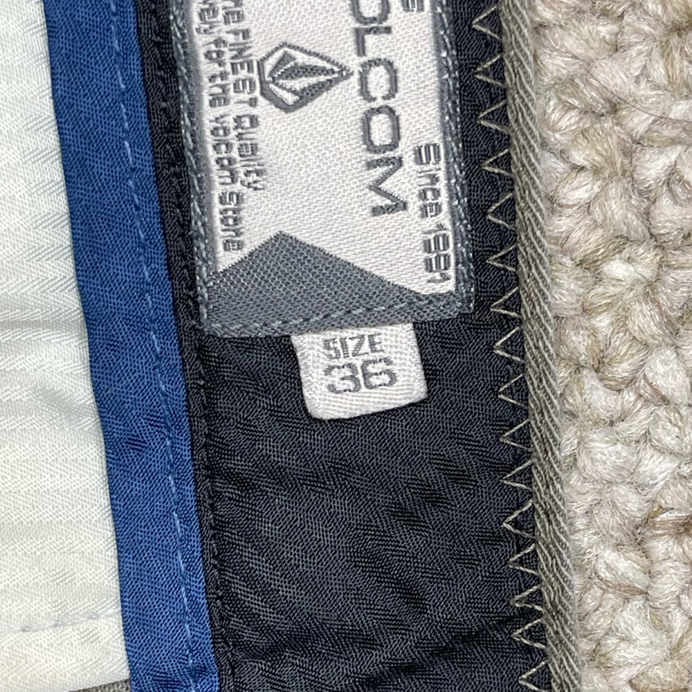 Volcom shorts - Picture 4 of 10